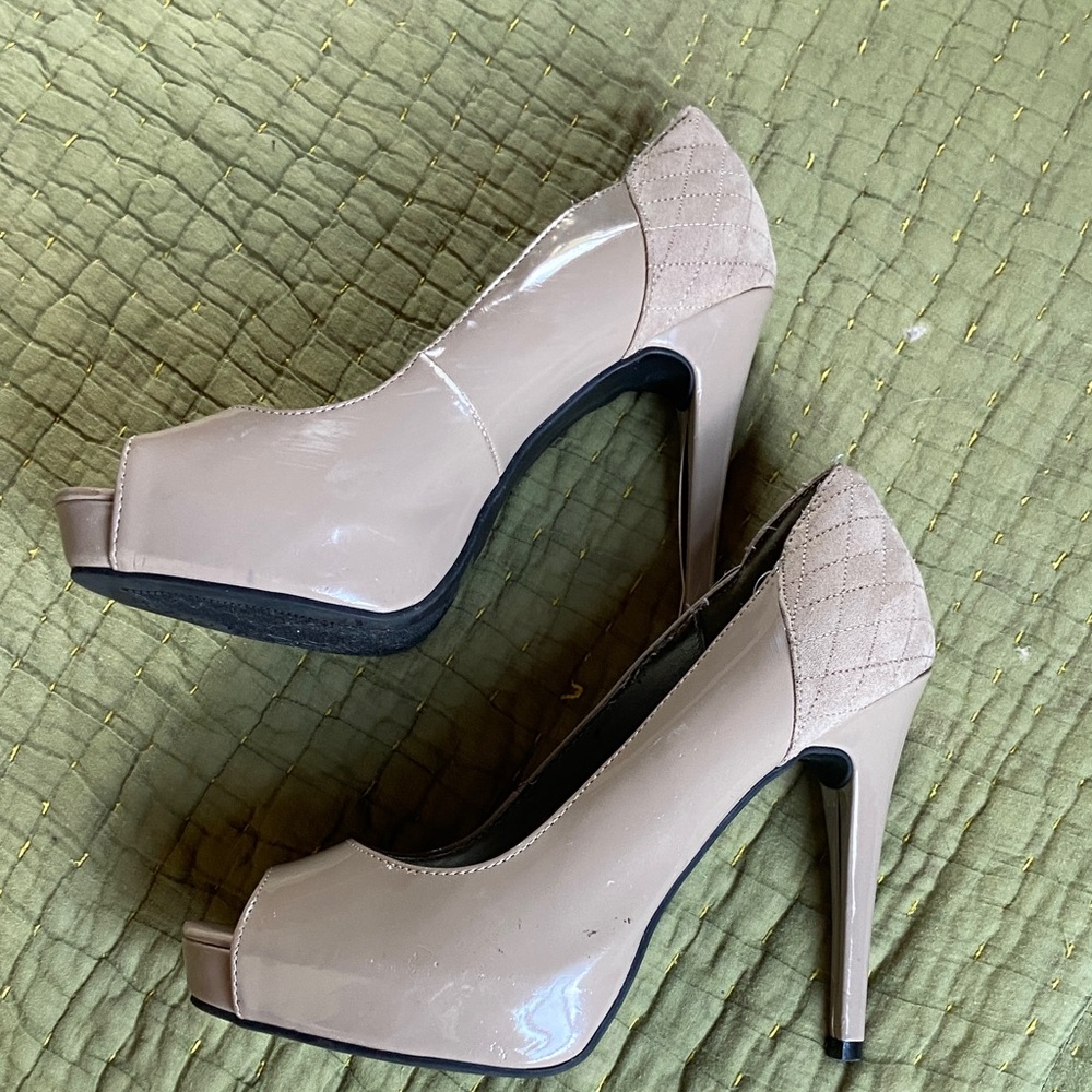 GUESS Mauve Peep-Toe Quilted Heel Pumps